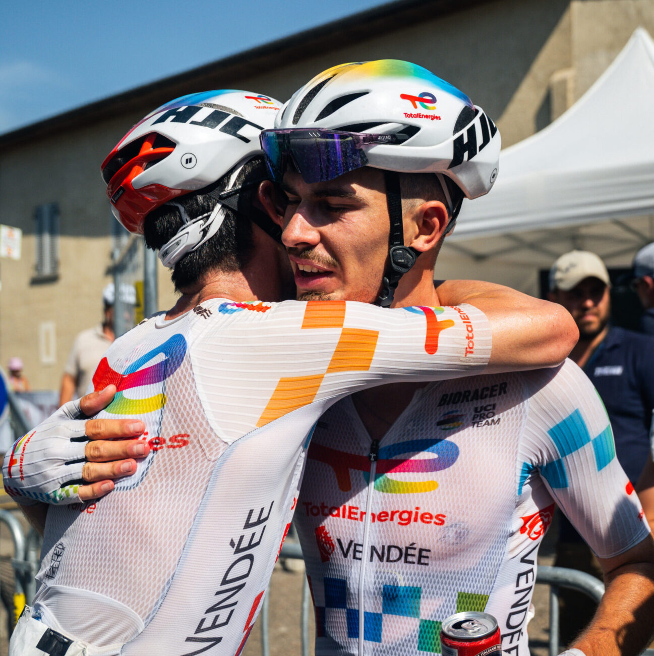 Huit coureurs, déterminés à briller.